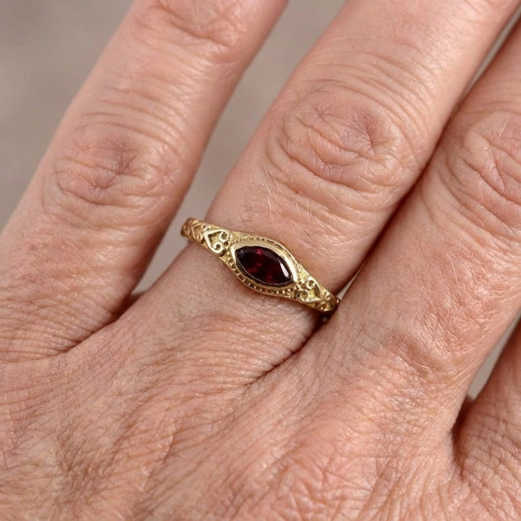 Vintage vergulde filigrein ring met rood kristal