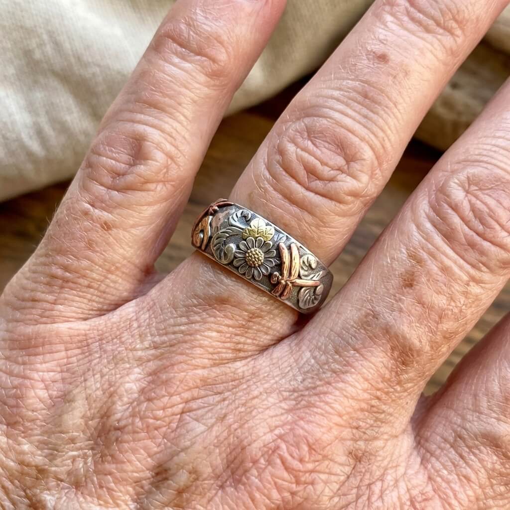 Vintage ring met zonnebloem en libel in gemengd metaal design