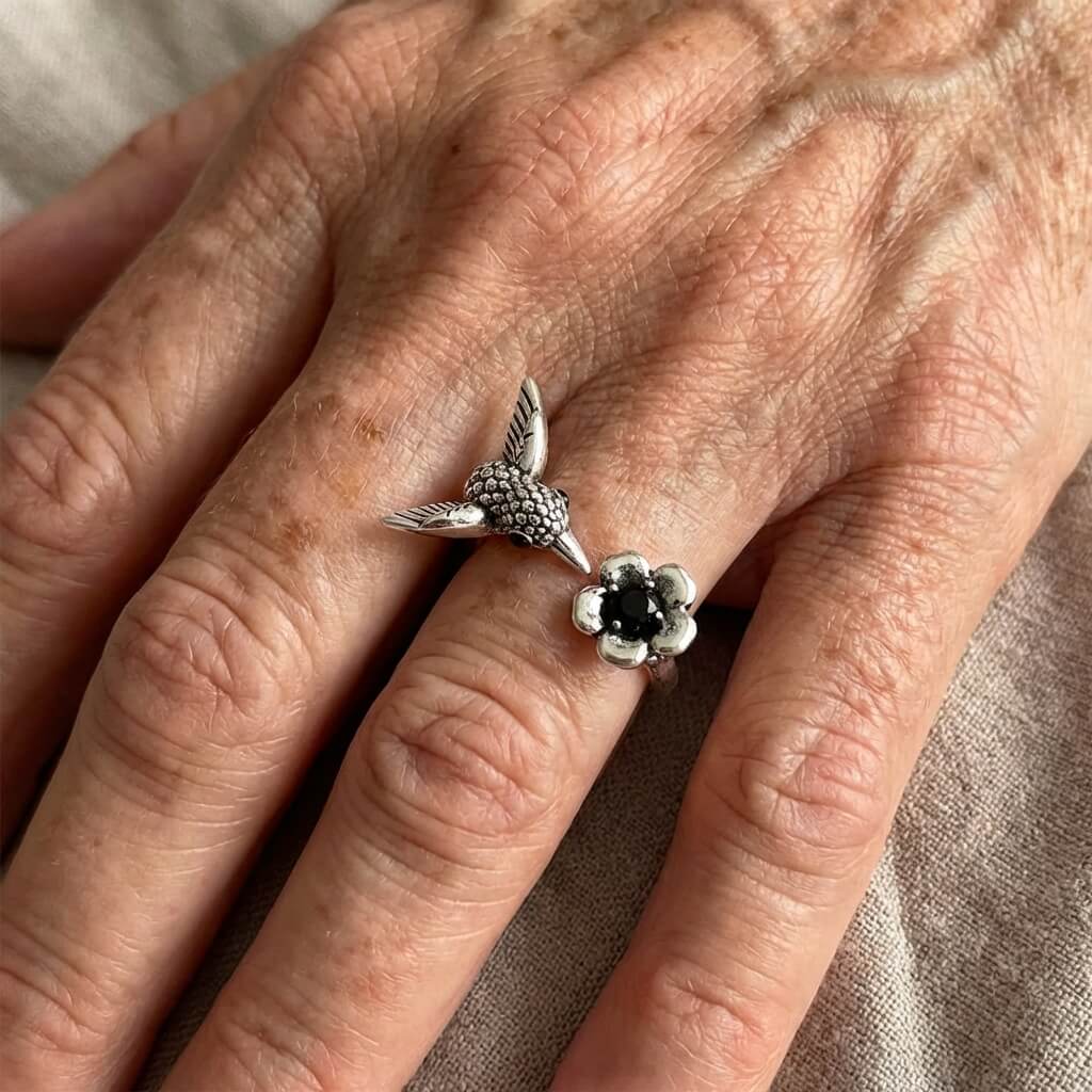 Vintage verstelbare verzilverde open ring met kolibrie en bloem