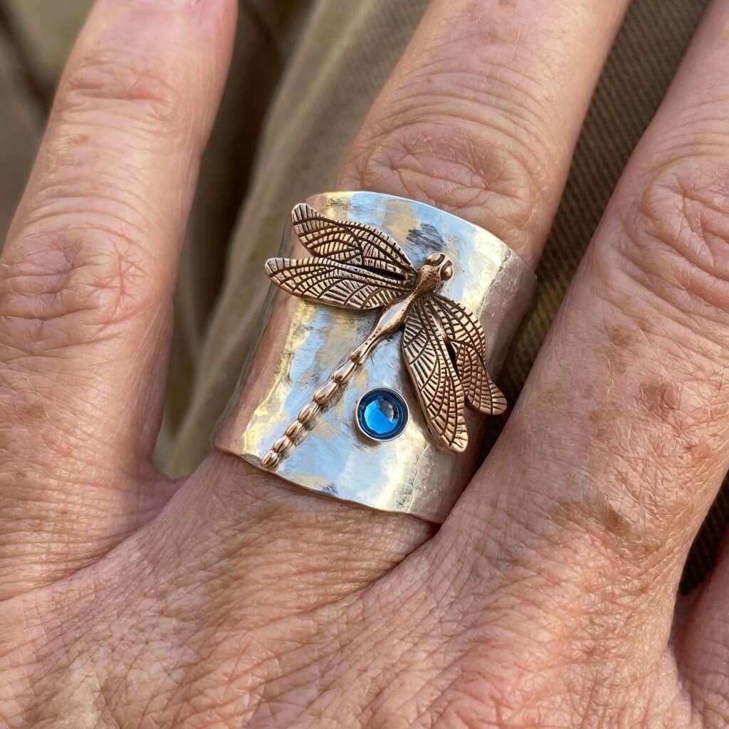 Vintage verzilverde ring met goudkleurige libel