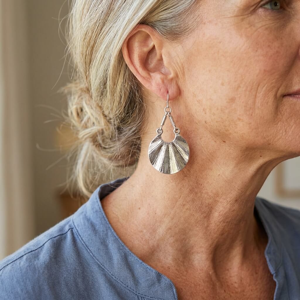 Bohemien charmante getextureerde zilverkleurige waaier oorhangers