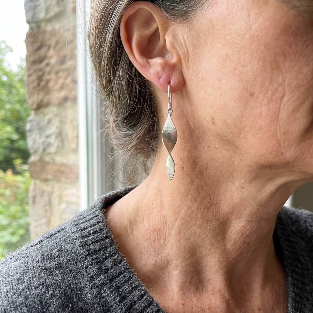 Minimalistische handgemaakte gedraaide zilverkleurige oorhangers