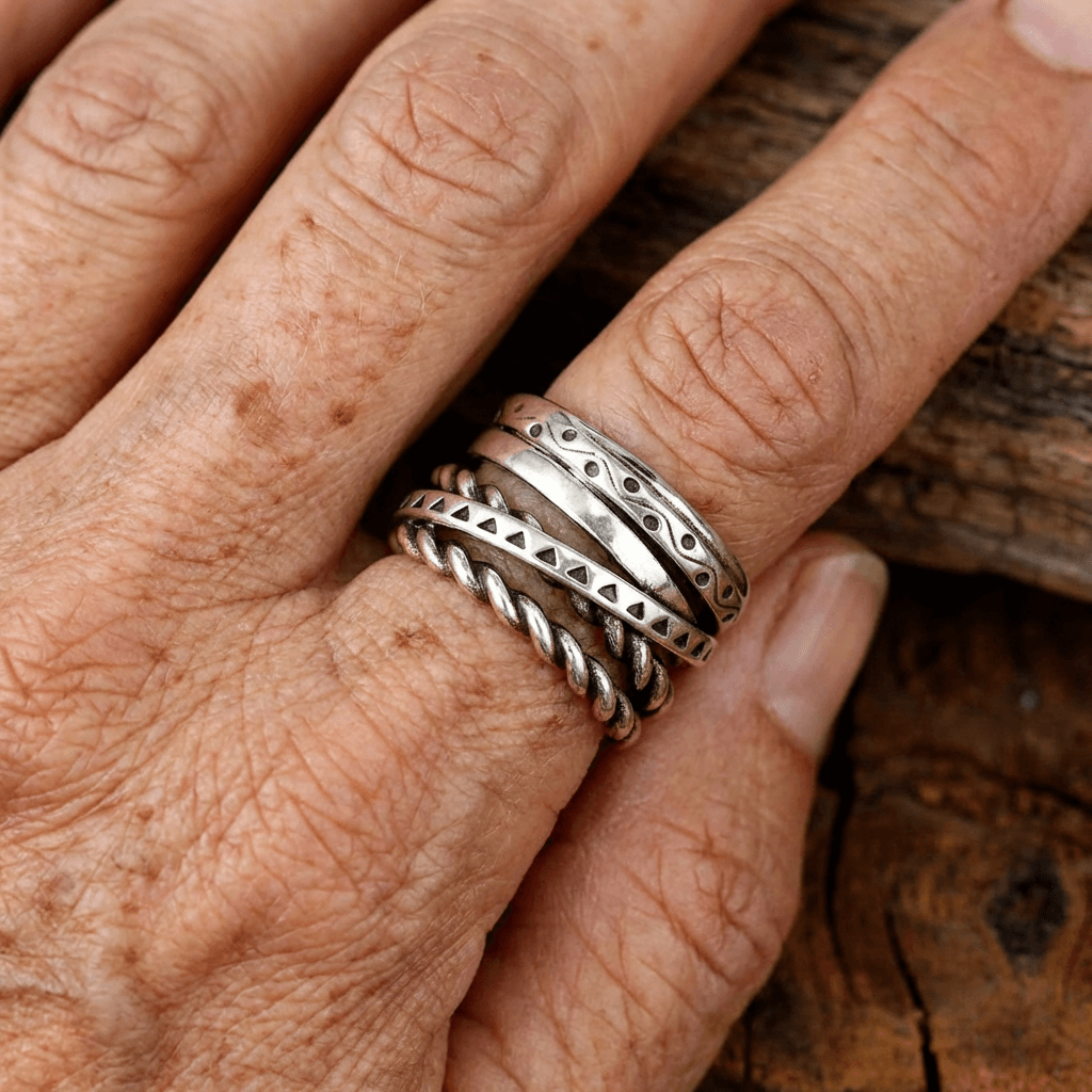 Elegante bohemien zilverkleurige brede ring in Azteekse stijl