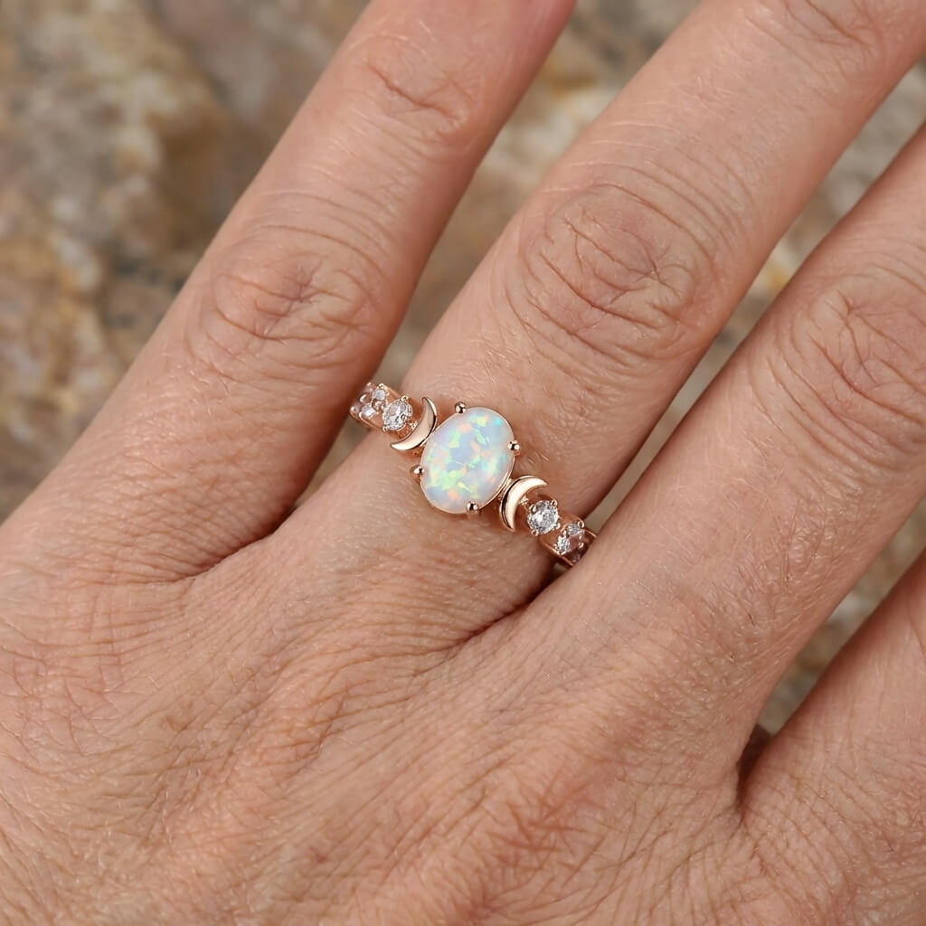 Elegante vergulde ringen met kleine maan en witte regenboog vuuropaal