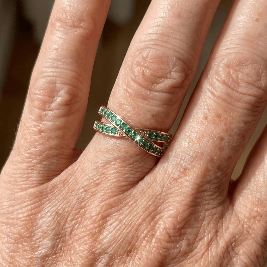 Elegante minimalistische vergulde gedraaide crossover ring met zirkonia