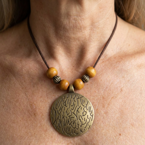 Vintage houten kralenketting met hanger van de twaalf sterrenbeelden