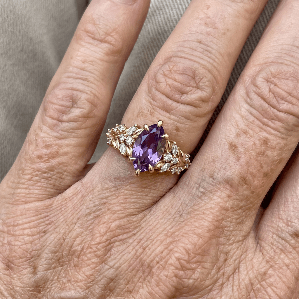 Elegante handgemaakte ovale ring met violette tuin