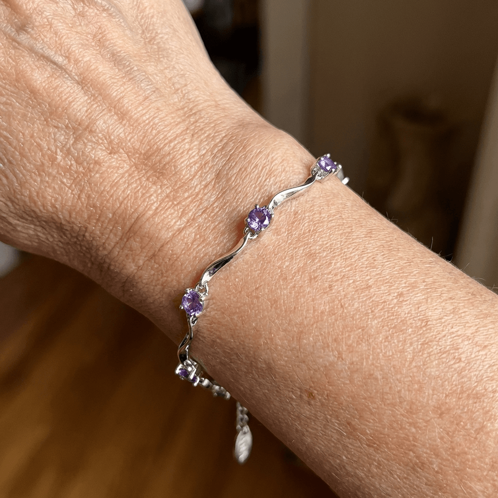 Elegante golvende paarse armband met synthetische zirkonia