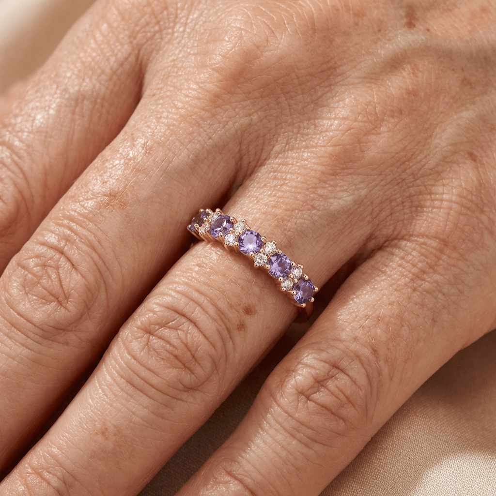 Elegante ring met paarse zirkonia en diamantaccent