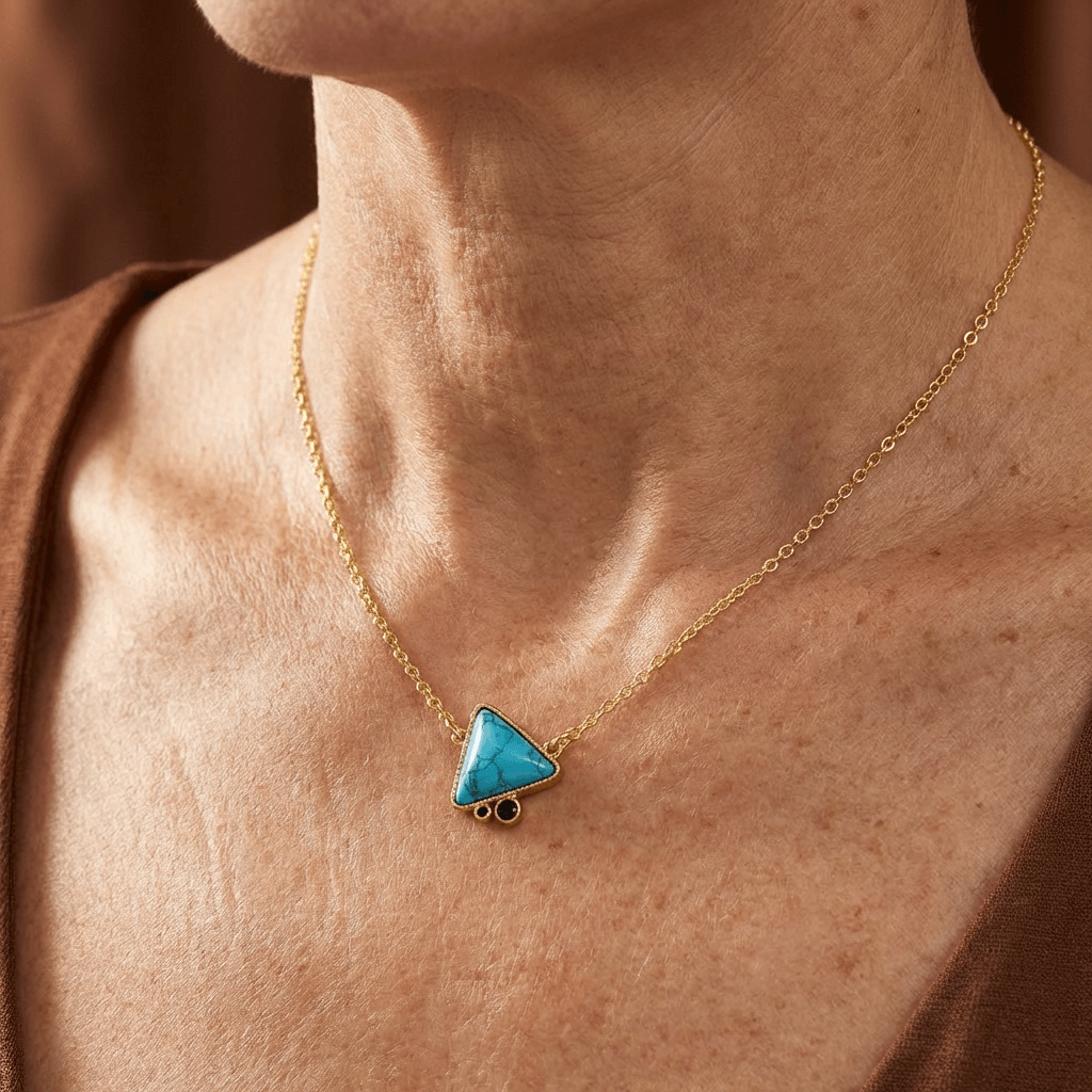 Elegante geometrische ketting met turkooizen driehoekhanger