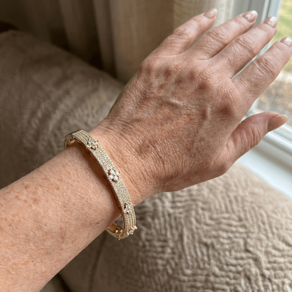 Elegante vergulde armband met zirkonia ingelegd bloemontwerp