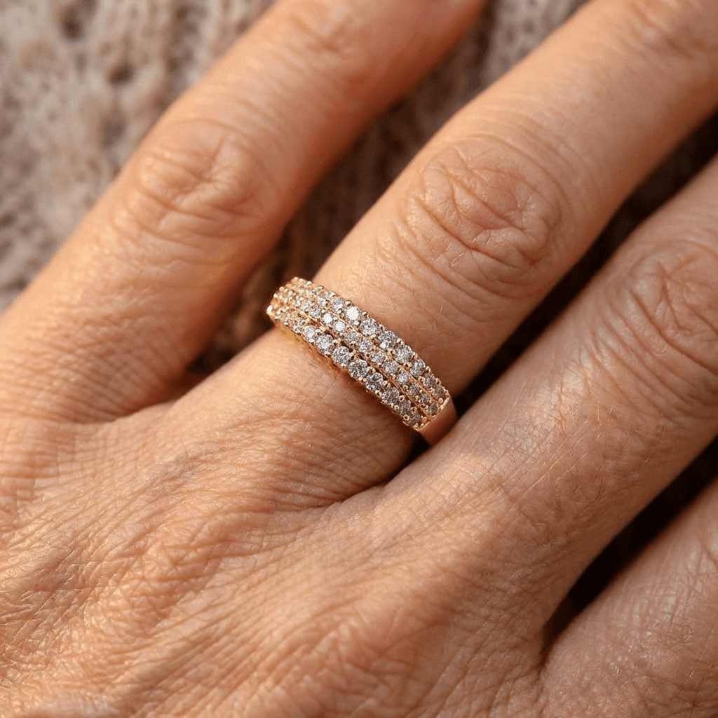 Elegante vergulde ring met drie rijen sprankelende zirkonia