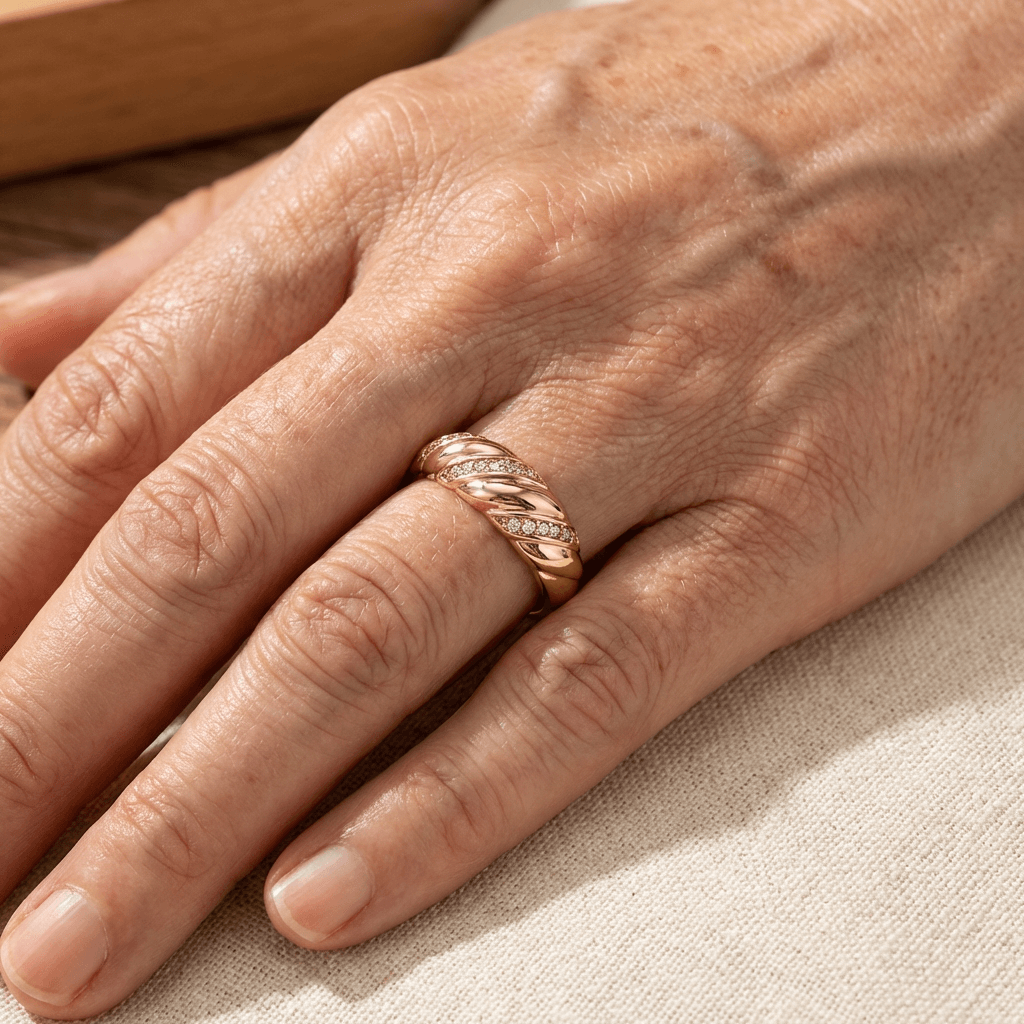 Elegante vergulde ring met ingelegde zirkonia en gedraaid ontwerp