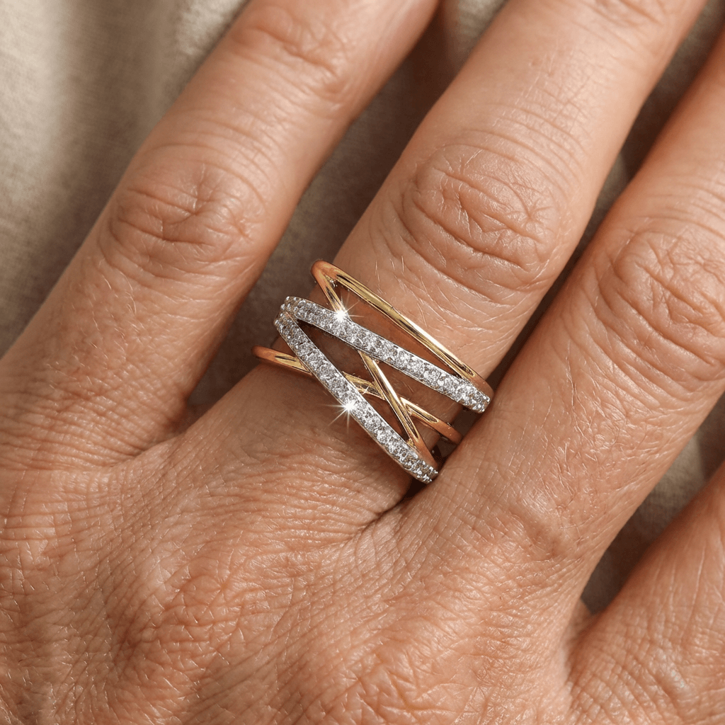 Elegante goud- en zilverkleurige gestapelde ring ingelegd met zirkonia
