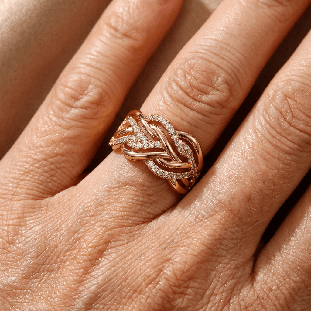 Elegante vergulde ring met verweven diamanten knoop