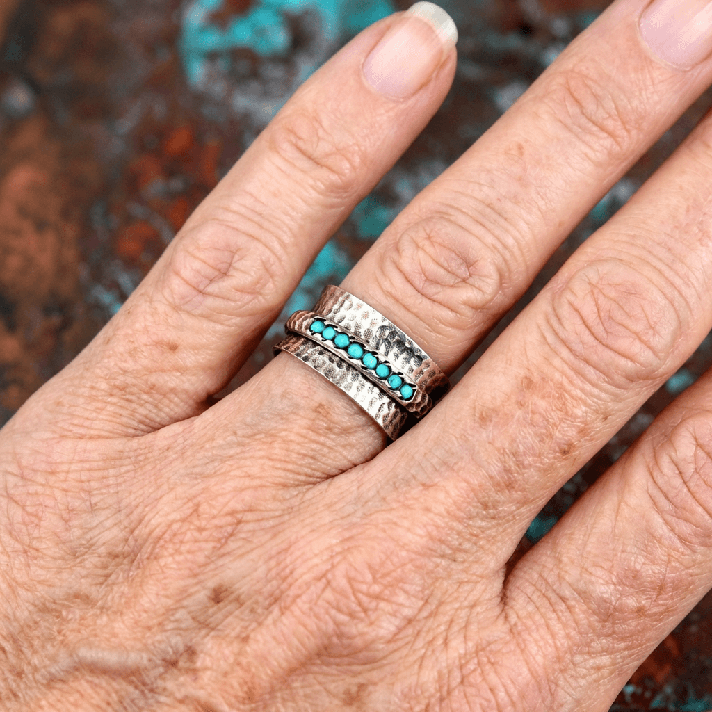 Elegante gehamerde verzilverde spinner ring met turkoois