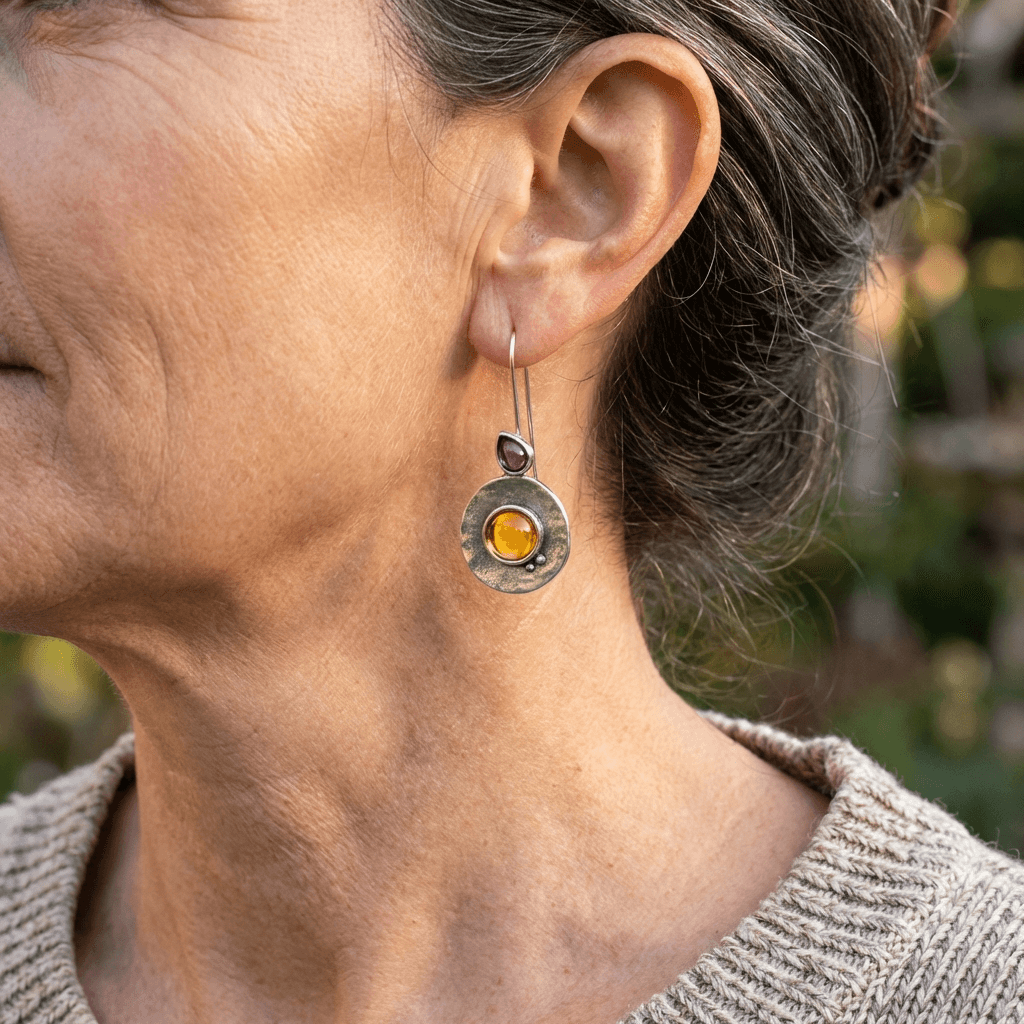 Vintage asymmetrische oorbellen met paarse ronde glazen hanger