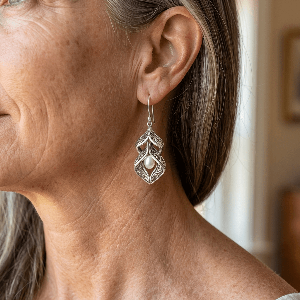 Vintage bohemien oorhangers met gegraveerd patroon en imitatieparel