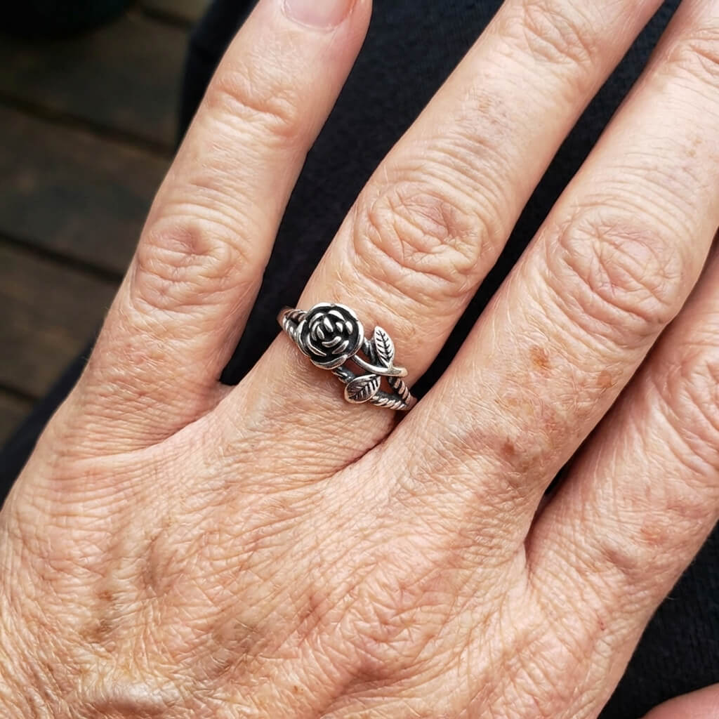 Elegante rozenring in retrostijl