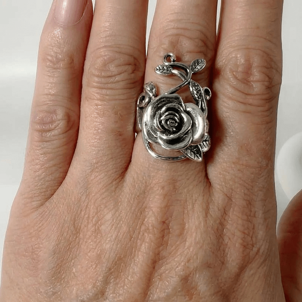 Elegante mooie bloemenring in retro gotische stijl