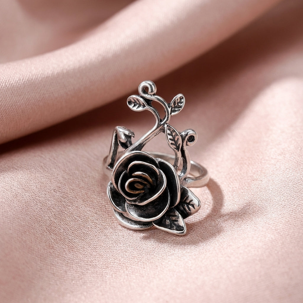 Elegante mooie bloemenring in retro gotische stijl