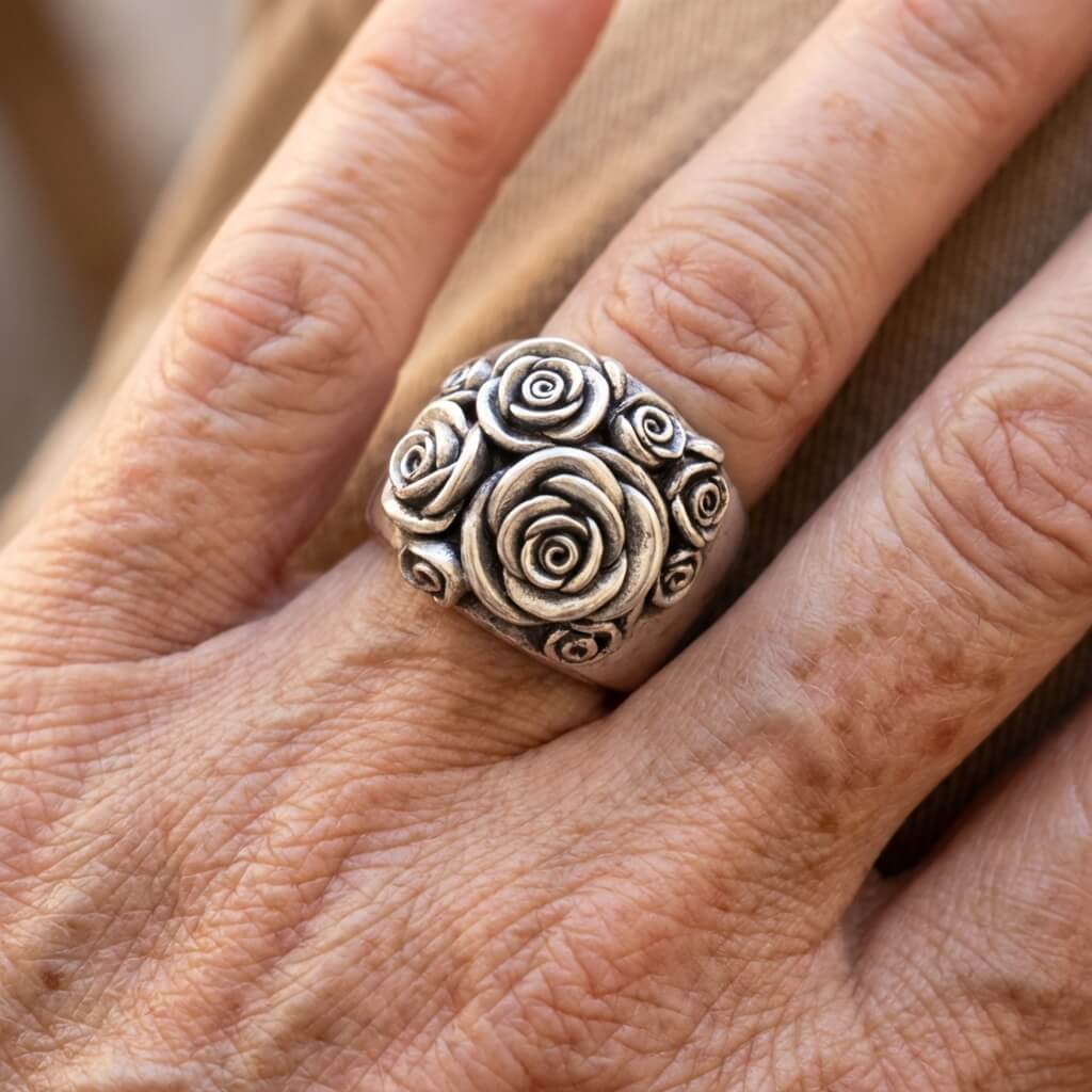 Elegante handgemaakte statement ring met rozenboeket