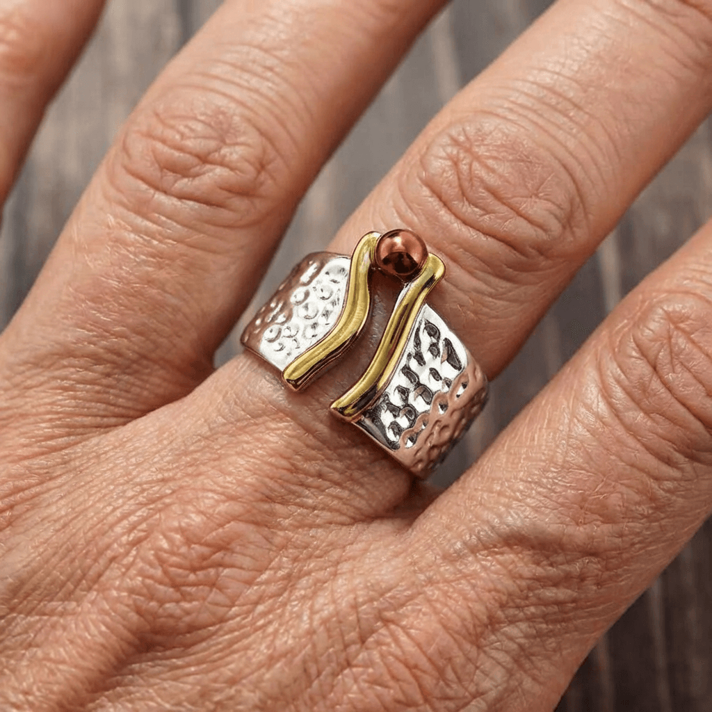 Elegante tweekleurige handgemaakte brede ring van gemengde metalen