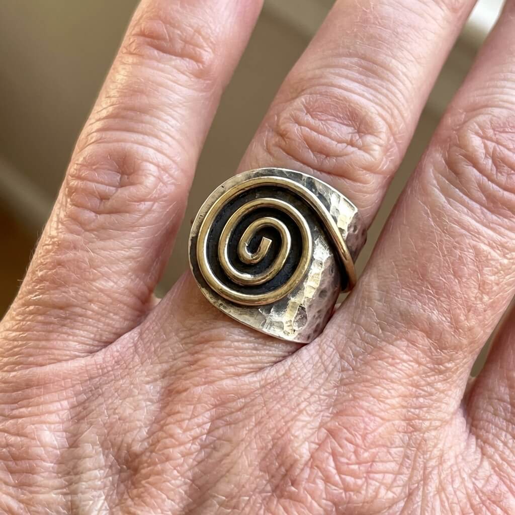 Bohemien metalen zilver- en goudkleurige swirl ronde brede open ring