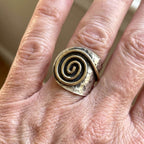 Bohemien metalen zilver- en goudkleurige swirl ronde brede open ring