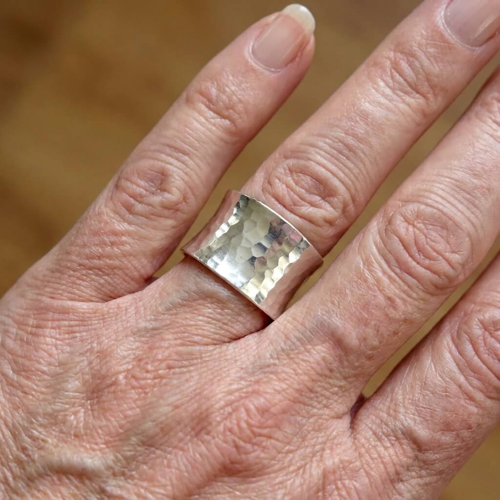 Elegante verstelbare handgemaakte ring met gehamerde structuur
