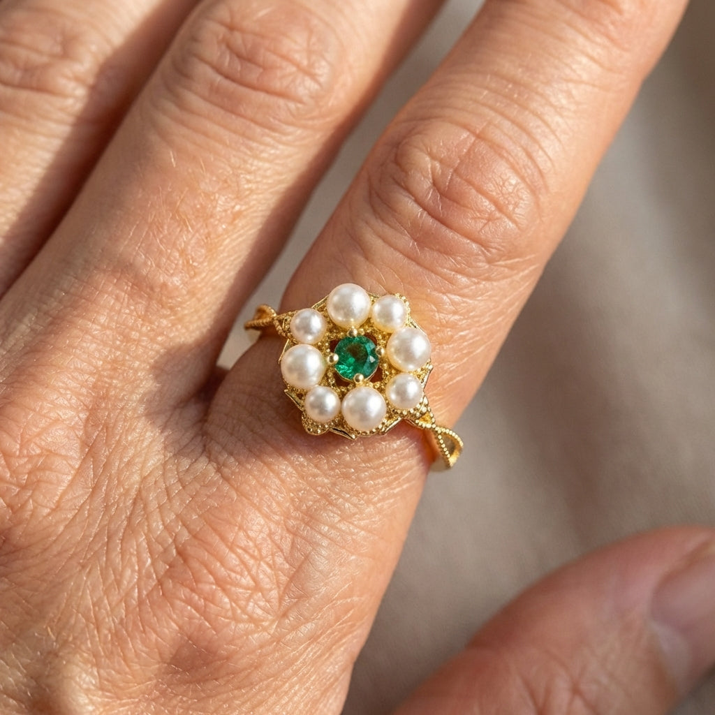 Vintage bloemenring met parelkralen en groene steen