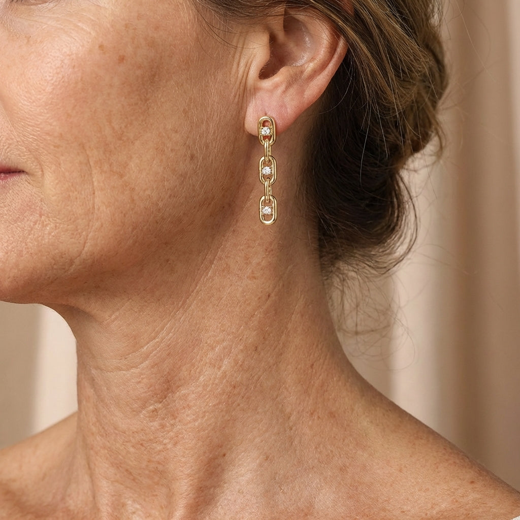 Elegante goudkleurige schakel oorbellen met zirkonia
