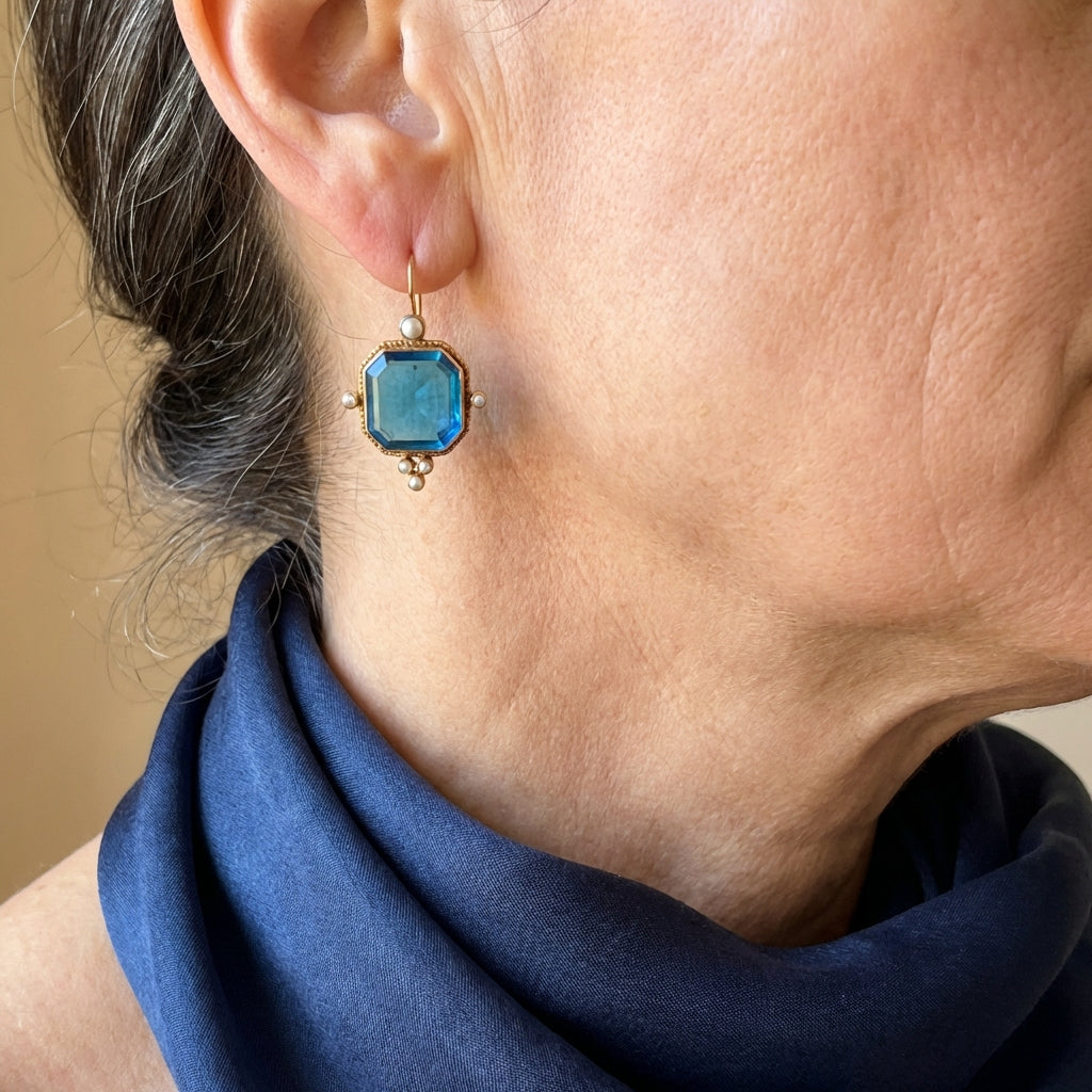 Vintage oorhangers met fleur-de-lis en blauwglazen accenten