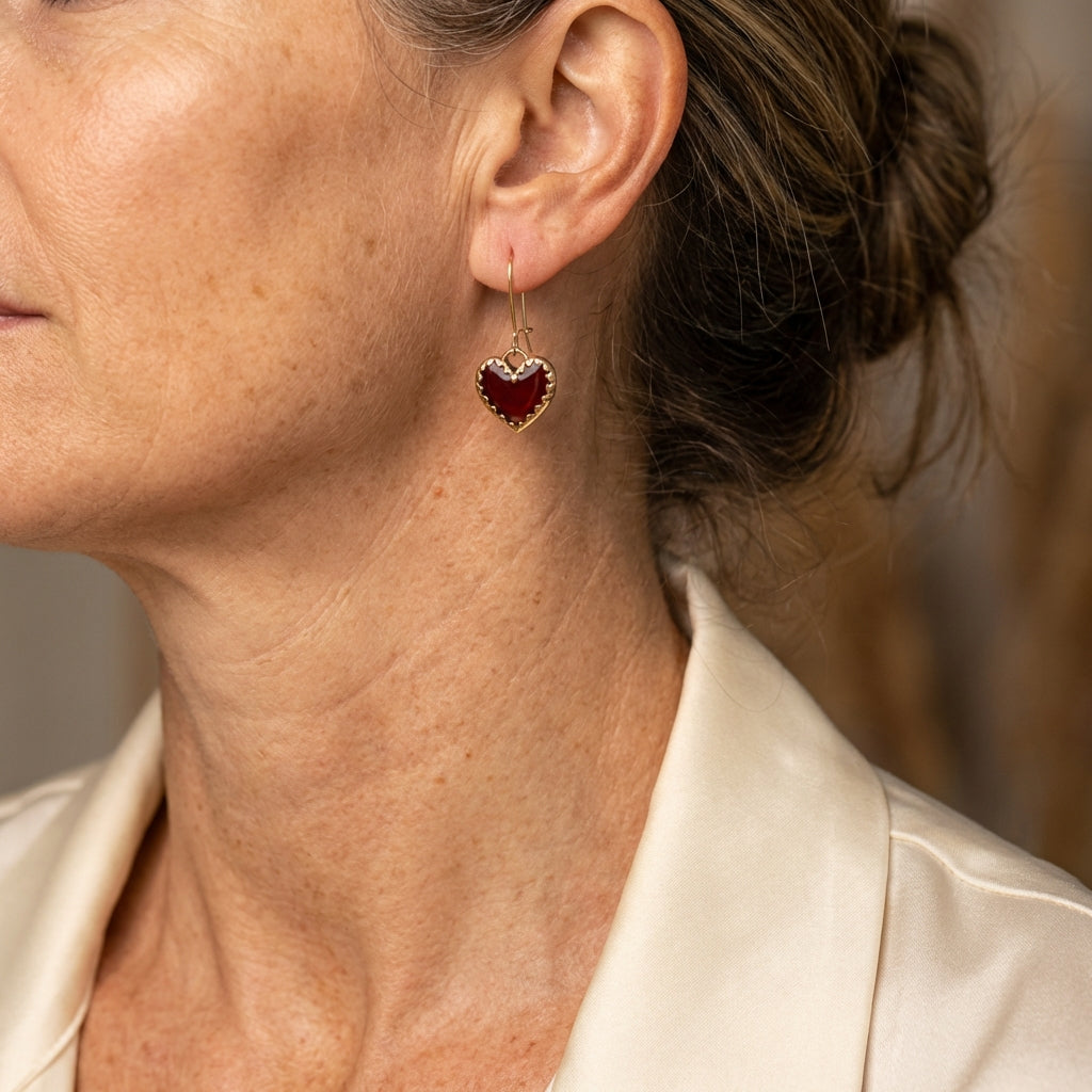 Vintage bohemien oorbellen met rood druipend hart van hars