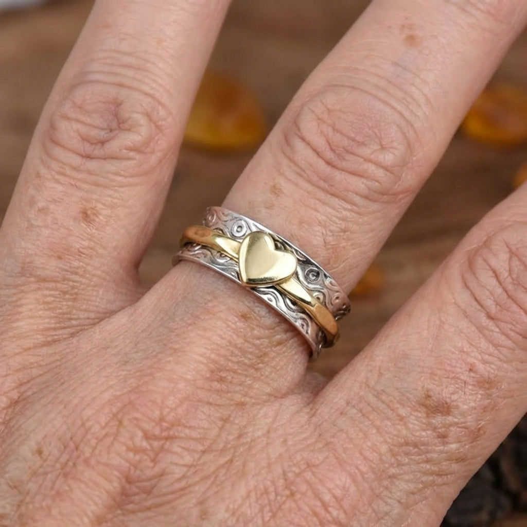 Vintage tweekleurige spinner ring met hartpatroon