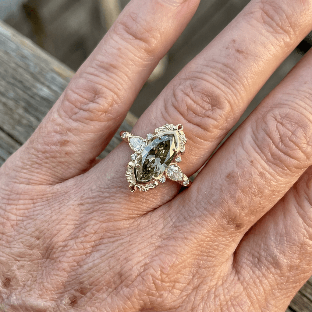 Elegante koperen verlovingsring met groene zirkonia