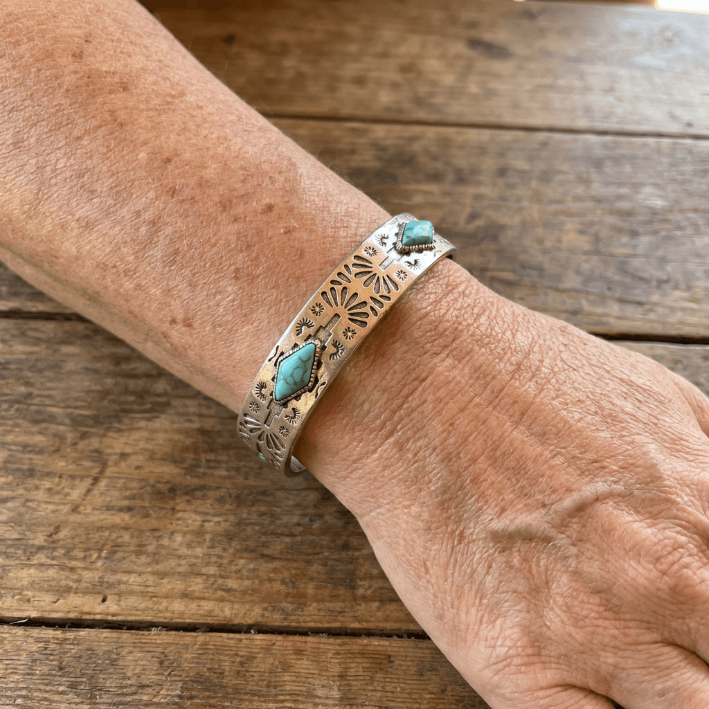 Vintage bohemien western armband met gegraveerd totem en ingelegd turkoois