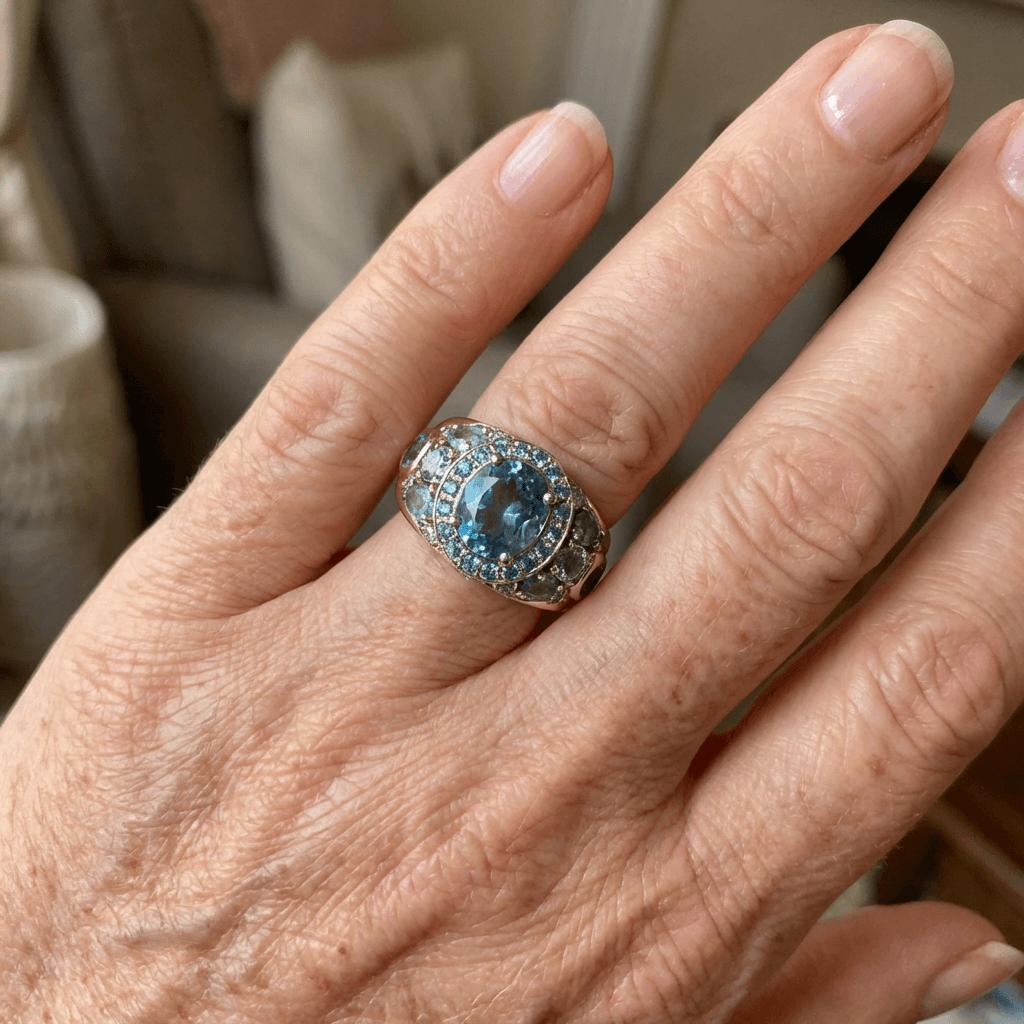 Stijlvolle geometrische ring met meerdere blauwe kristallen