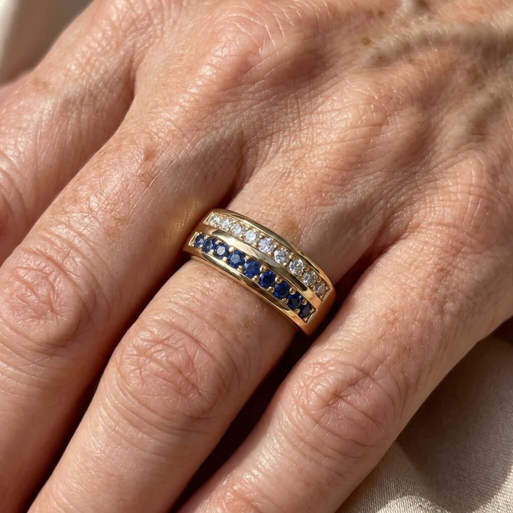 Elegante vergulde ring met dubbele rij blauwe kristallen