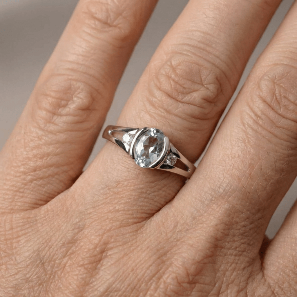 Elegante verzilverde ring met ovale lichtblauwe steen