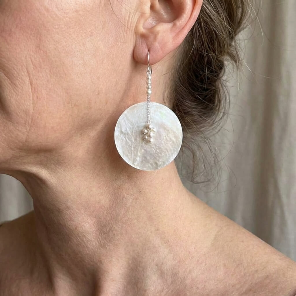 Minimalistische oorhangers met schelp en imitatieparel