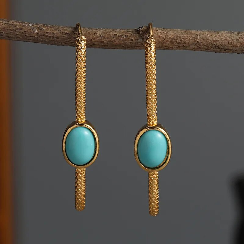Elegante goudkleurige oorbellen met turkooizen steen