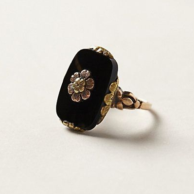 Vintage Victoriaanse bloemenring met zwarte steen en goudkleurig accent