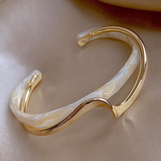 Phoebe - elegante goudkleurige opaal armband