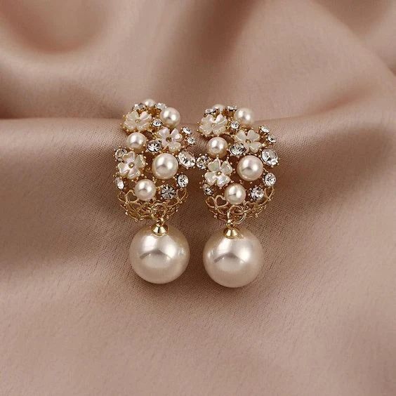 Elegante oorbellen met bloem en parel