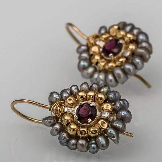 Vintage retro oorbellen met goudkleurige en grijze geometrische stenen