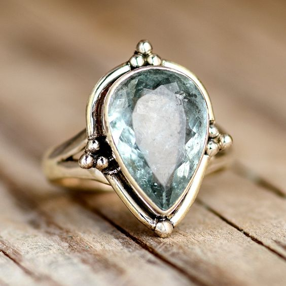 Elegante vintage ring met peervormig geslepen zirkonia