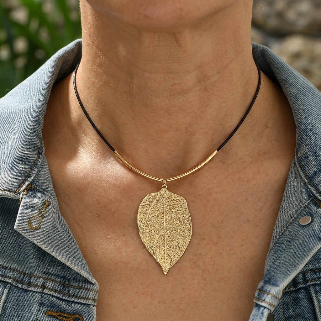 Goudkleurige choker ketting met bladhanger