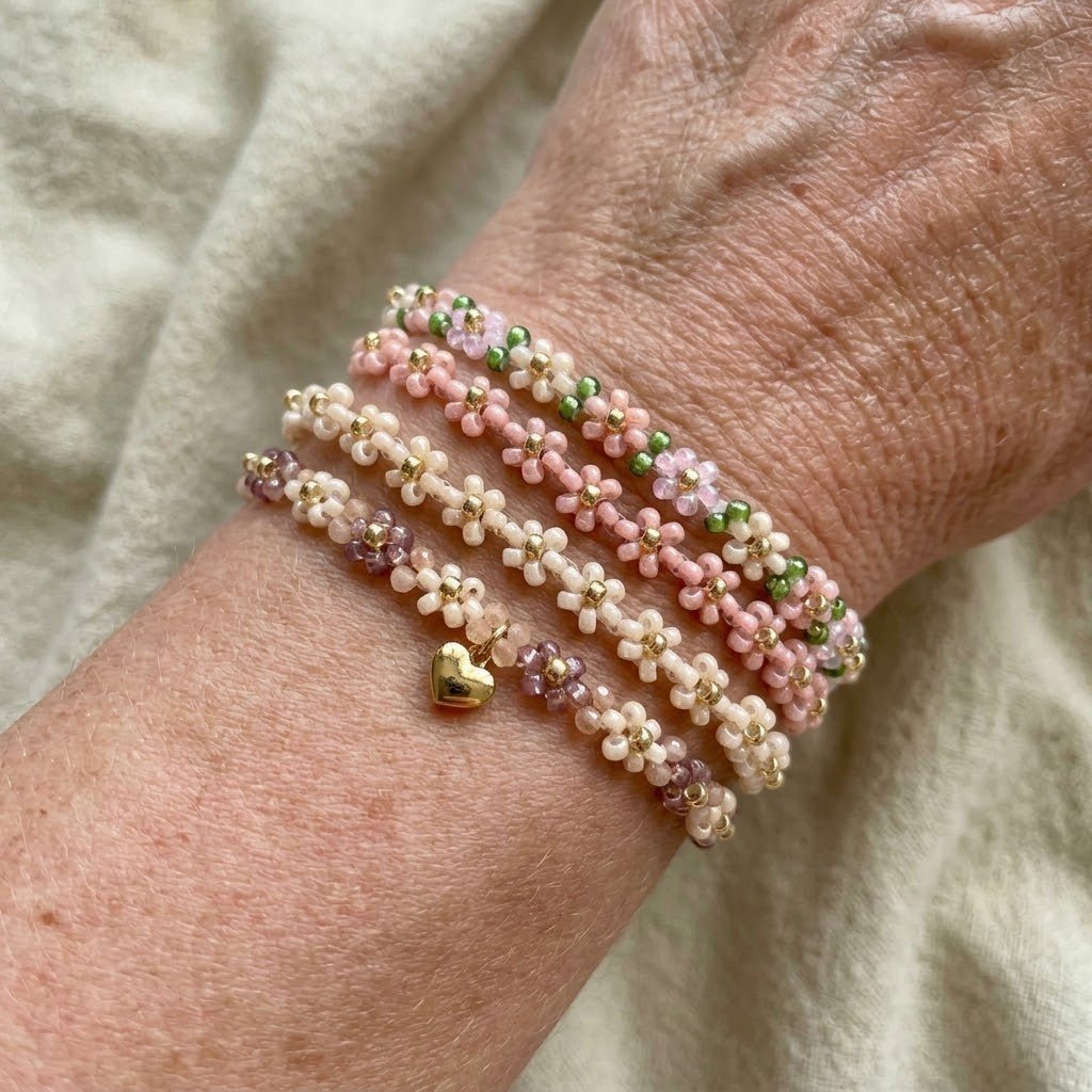 Goudkleurige armband met madeliefje en hart