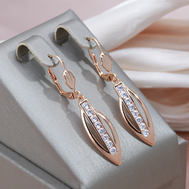 Elegante goudkleurige puntige oorbellen met zirkonia